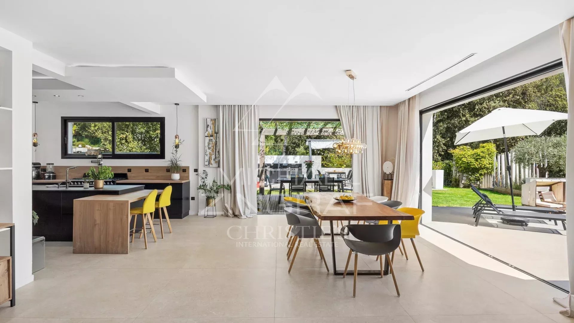 Intérieur d’une villa contemporaine Intérieur d'une villa contemporaine avec salle à manger et cuisine ouverte, Roquefort-les-Pins.