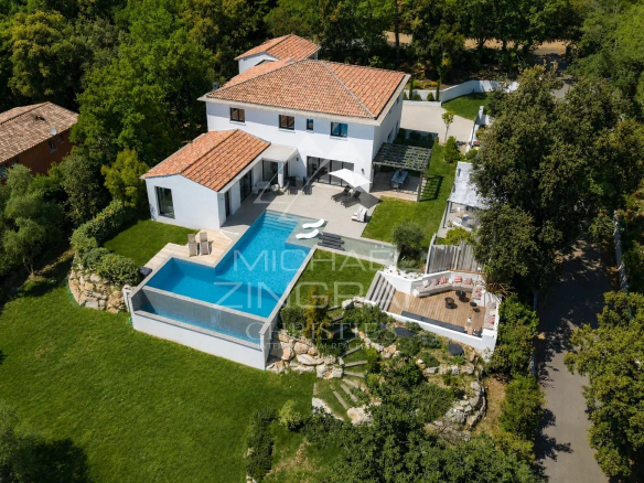 Elegant contemporary villa in absolute tranquility