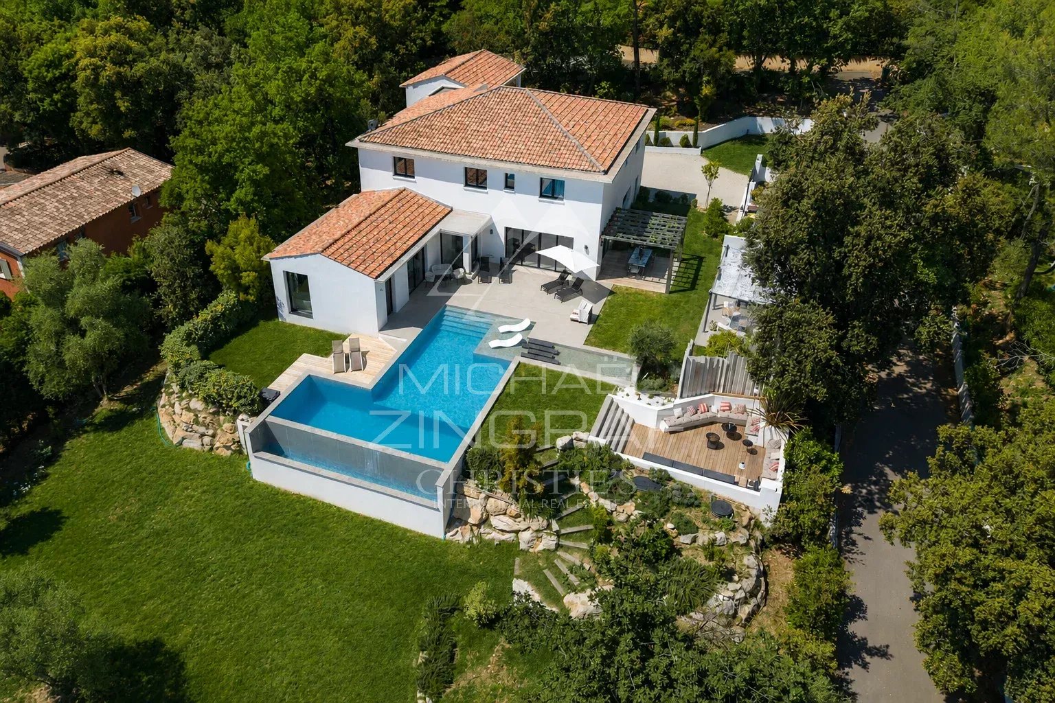 Villa contemporaine à Roquefort-les-Pins Villa contemporaine avec piscine et jardin à Roquefort-les-Pins, entourée de verdure.