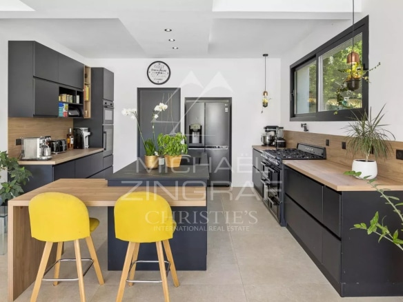 Intérieur moderne d'une cuisine contemporaine avec îlot central et équipements modernes.