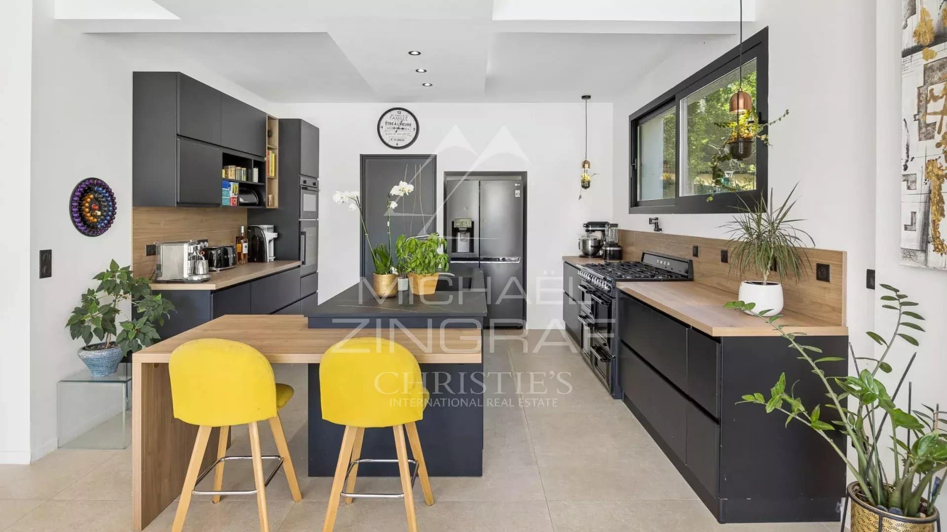 Cuisine moderne dans une villa contemporaine Intérieur moderne d'une cuisine contemporaine avec îlot central et équipements modernes.