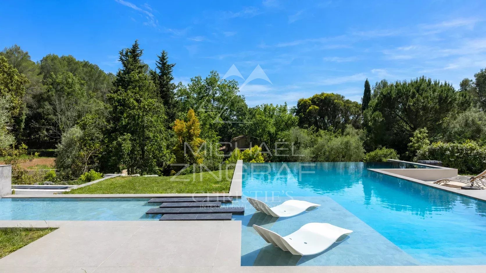 Villa contemporaine à Roquefort-les-Pins Villa contemporaine avec piscine à Roquefort-les-Pins, entourée de verdure.