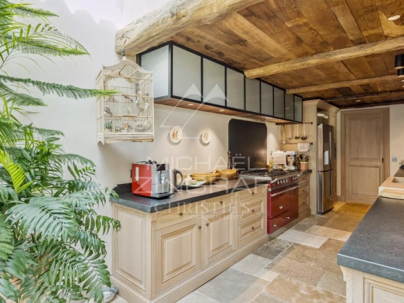 Cuisine moderne avec éléments en bois et équipements haut de gamme dans une villa en Provence.
