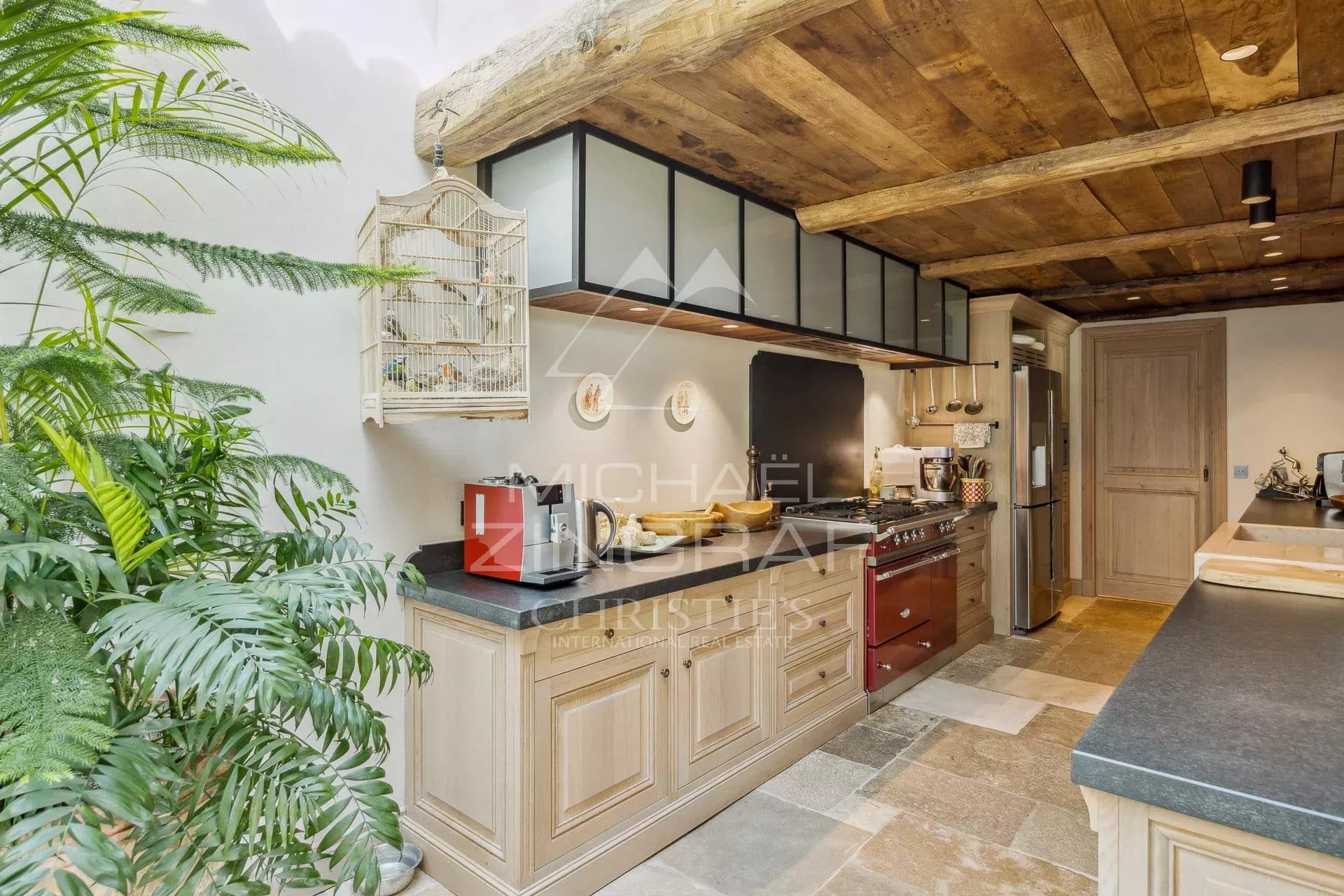 Cuisine moderne avec éléments en bois et équipements haut de gamme dans une villa en Provence.