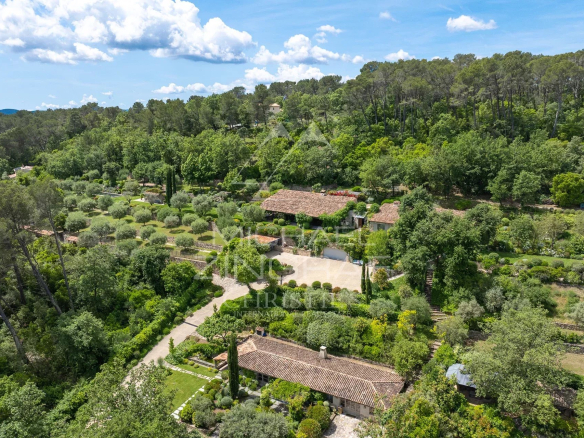 Vue aérienne d'une villa de plain-pied entourée de verdure à Fayence, Provence.