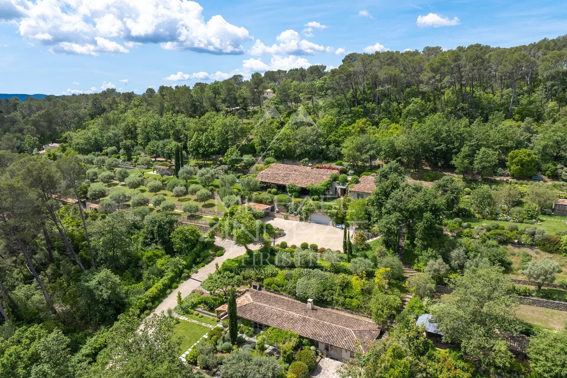 Vue aérienne d'une villa de plain-pied entourée de verdure à Fayence, Provence.