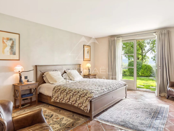 Chambre d'une villa en Provence avec vue sur le jardin et les paysages environnants.