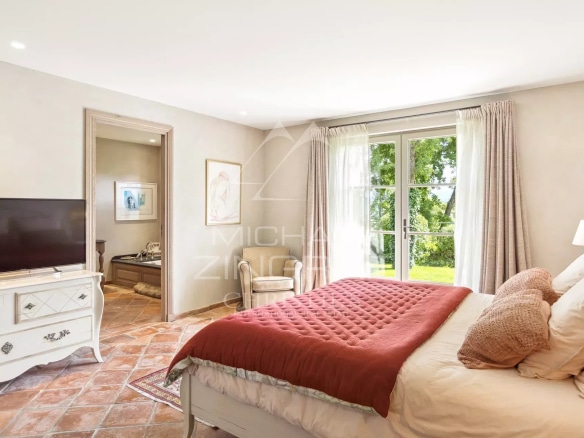 Chambre d'une villa en Provence avec vue sur la nature, décorée avec élégance et confort.