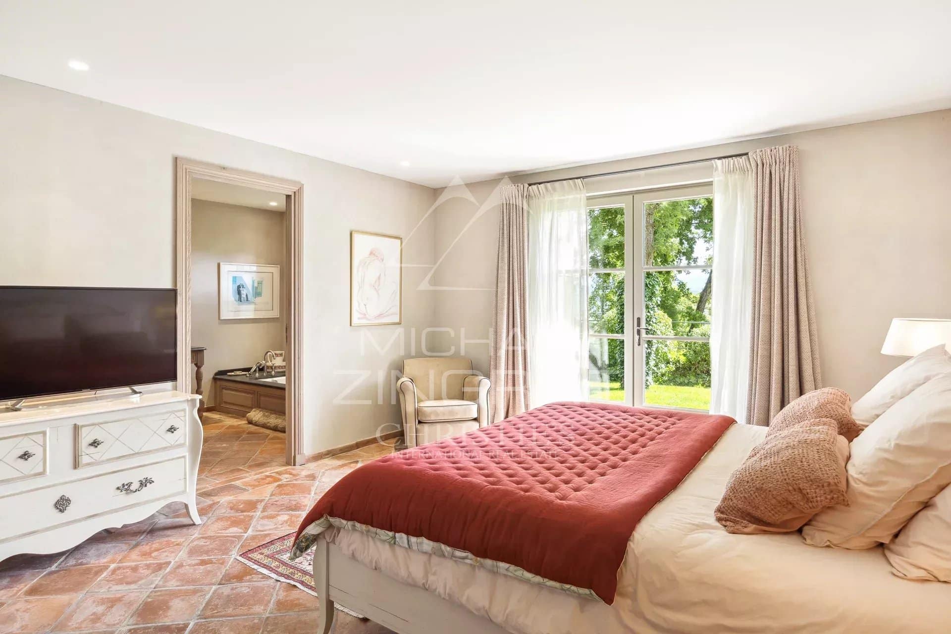 Chambre d'une villa en Provence avec vue sur la nature, décorée avec élégance et confort.