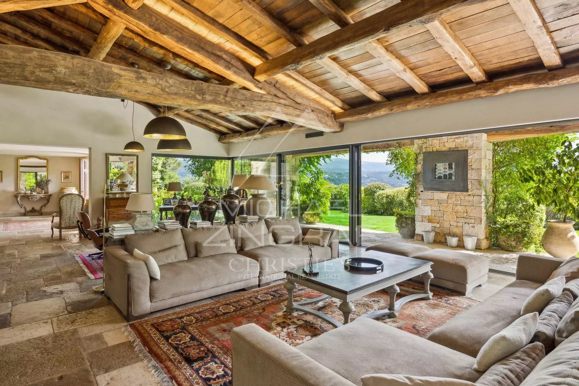 Intérieur d'une villa provençale avec vue sur la vallée, salon spacieux et lumineux.