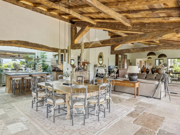 Intérieur d'une villa provençale avec une grande salle à manger et un salon lumineux.