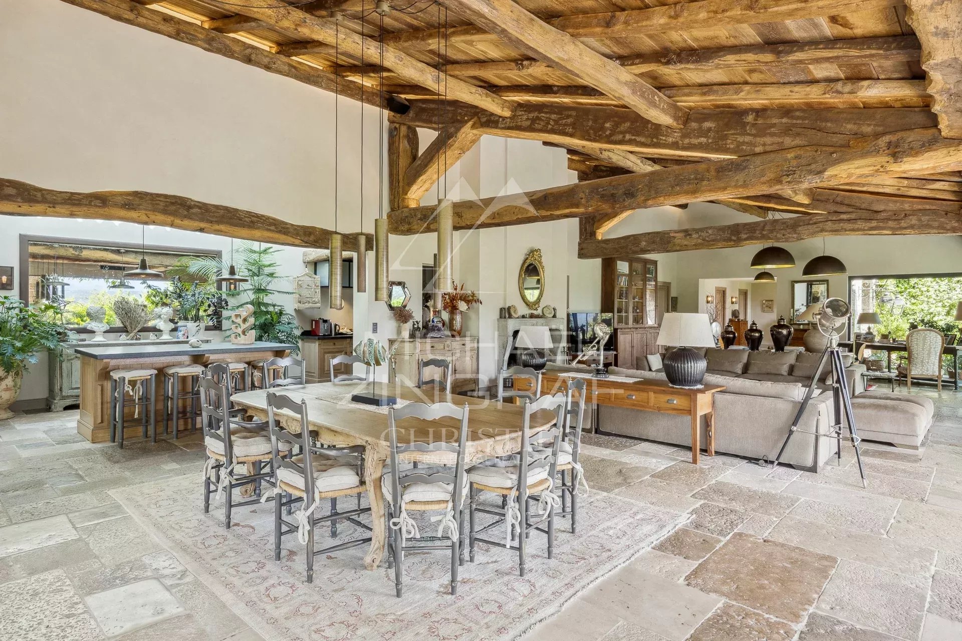 Intérieur d'une villa provençale avec une grande salle à manger et un salon lumineux.