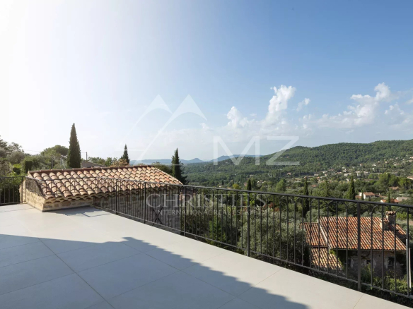 Vue panoramique sur le village de Seillans depuis une terrasse ensoleillée.
