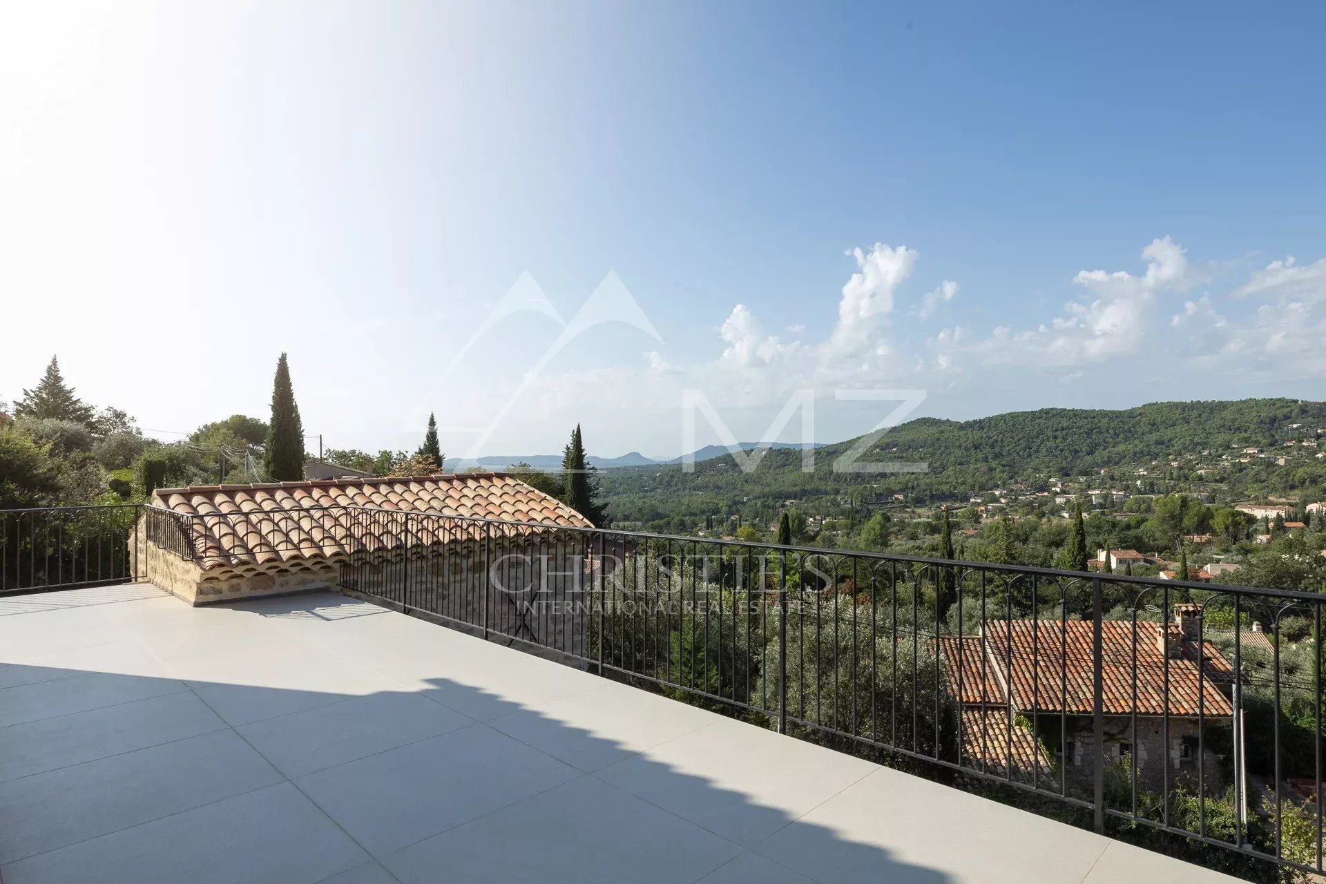Vue panoramique sur le village de Seillans depuis une terrasse ensoleillée.