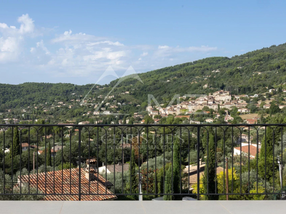 Vue panoramique sur le village de Seillans depuis une villa contemporaine