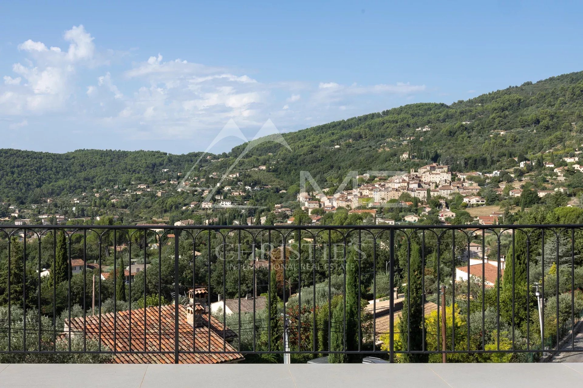 Vue panoramique sur le village de Seillans depuis une villa contemporaine