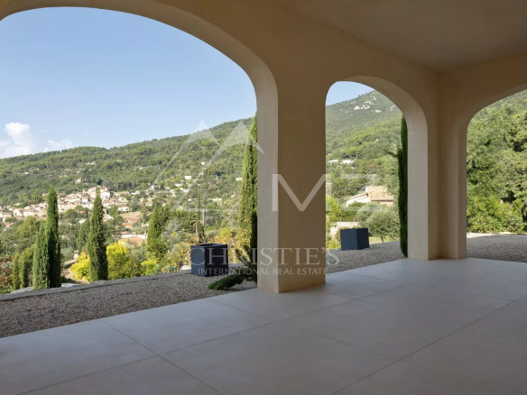 Vue depuis une terrasse d'une villa contemporaine sur le village de Seillans et les collines environnantes.