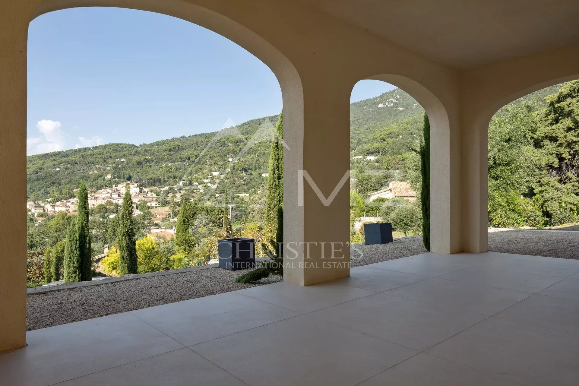 Vue depuis une terrasse d'une villa contemporaine sur le village de Seillans et les collines environnantes.