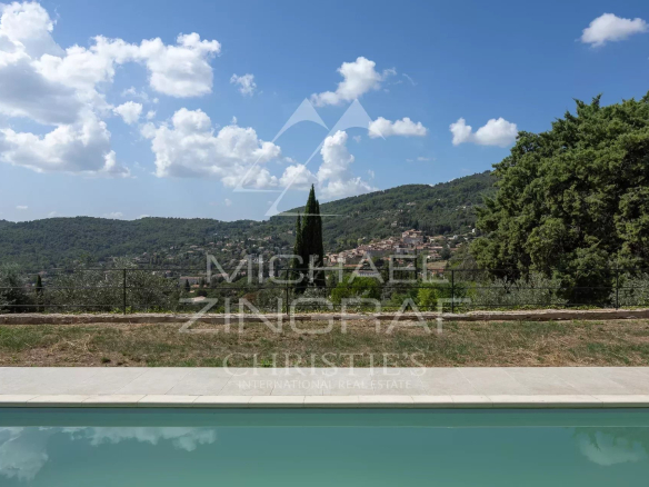 Vue panoramique sur le village de Seillans depuis une villa contemporaine avec piscine.