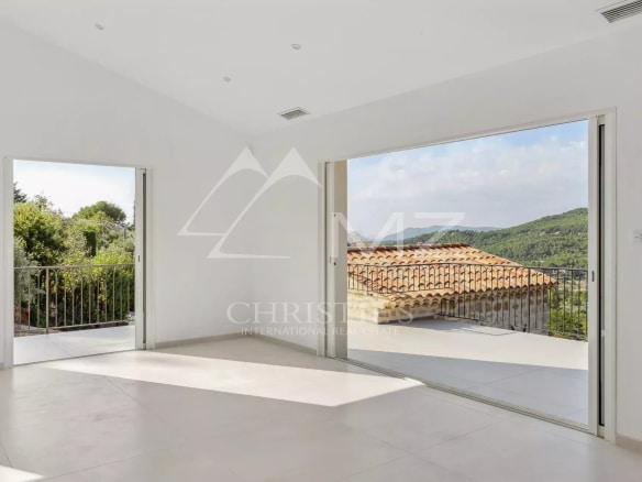 Intérieur lumineux d'une villa contemporaine avec vue sur le village de Seillans.