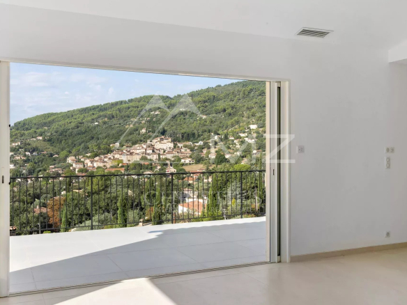 Vue panoramique sur le village de Seillans depuis une villa contemporaine