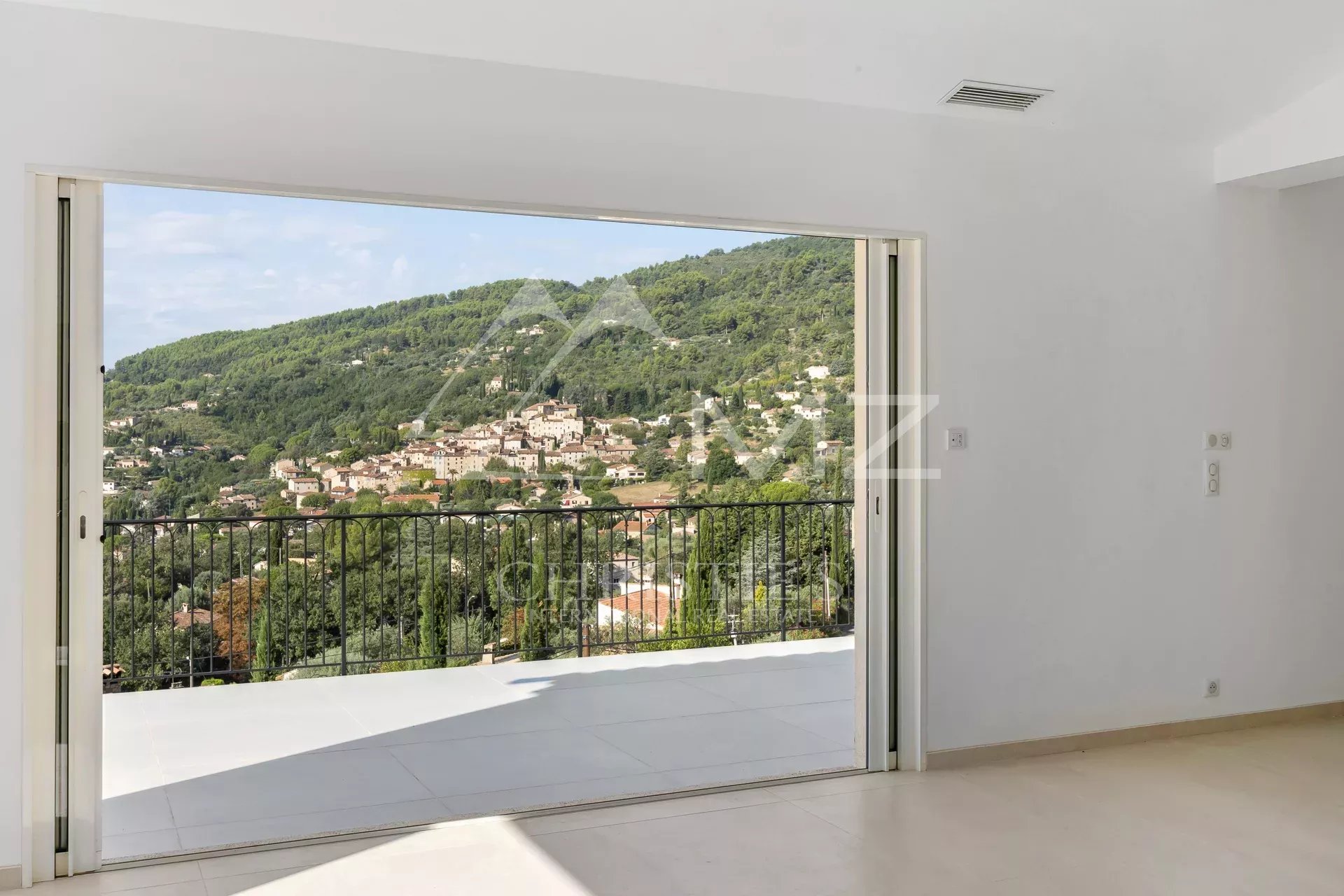 Vue panoramique sur le village de Seillans depuis une villa contemporaine