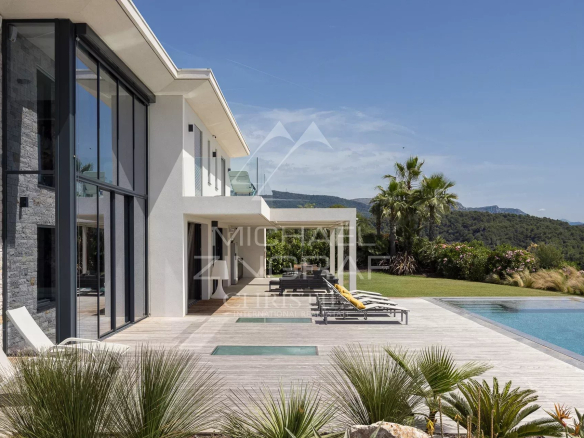 Contemporary villa with swimming pool and sea view in Roquefort-les-Pins.