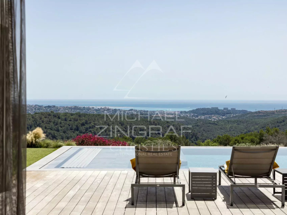Contemporary villa with swimming pool and sun loungers, sea view in Roquefort-les-Pins.