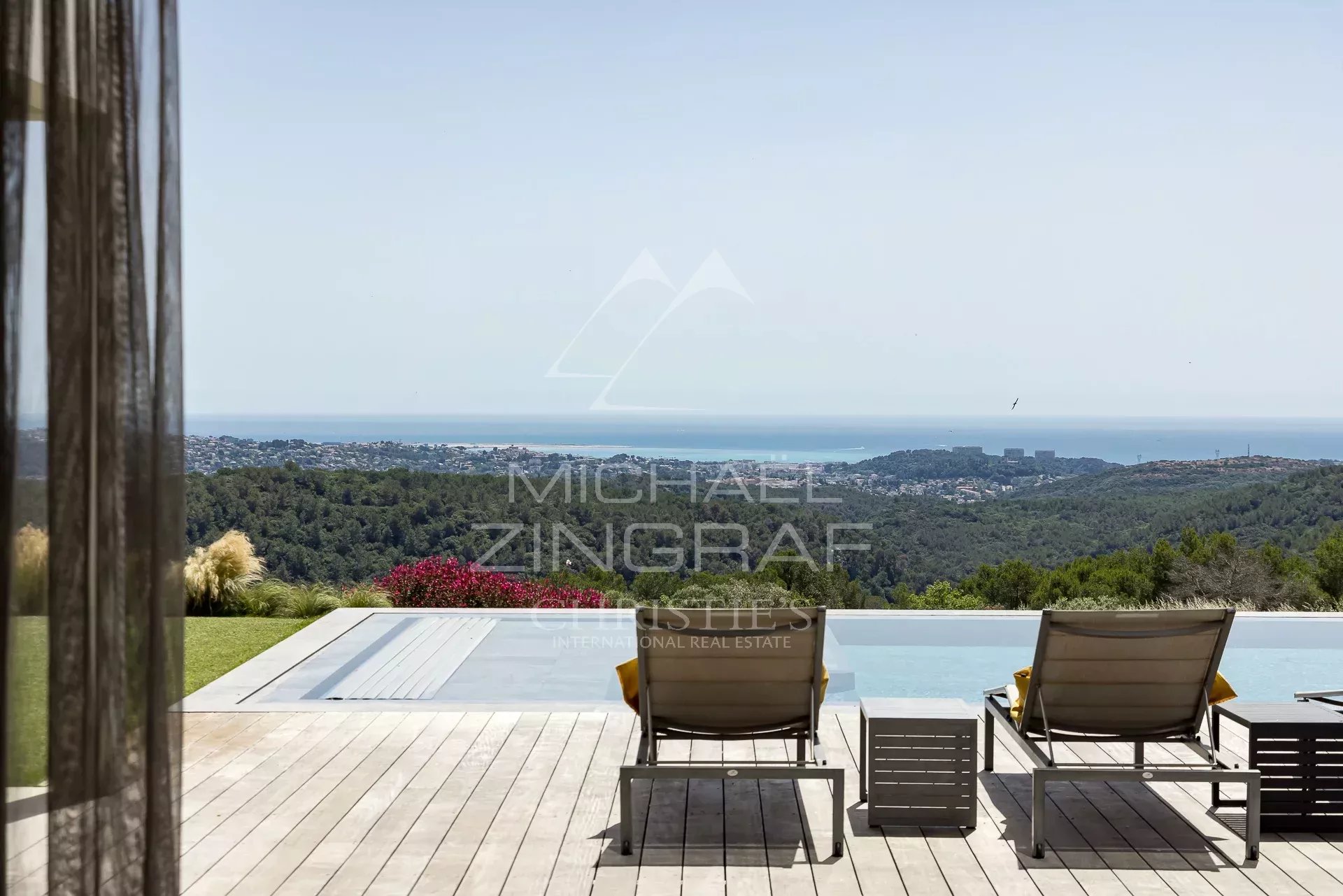 Contemporary villa in Roquefort-les-Pins Contemporary villa with swimming pool and sun loungers, sea view in Roquefort-les-Pins.