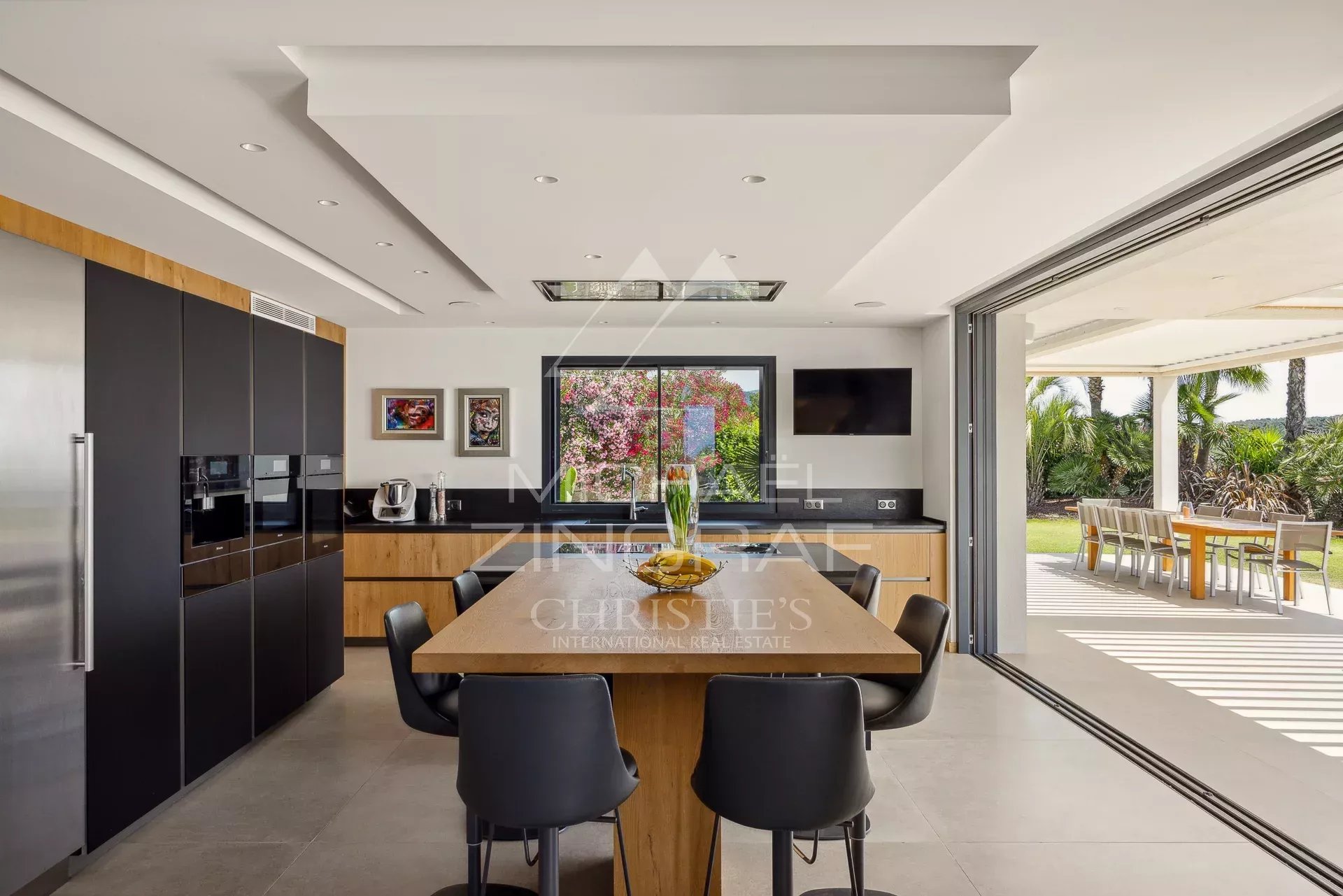 Contemporary cuisine in Roquefort-les-Pins Modern kitchen in a contemporary villa in Roquefort-les-Pins with garden views.