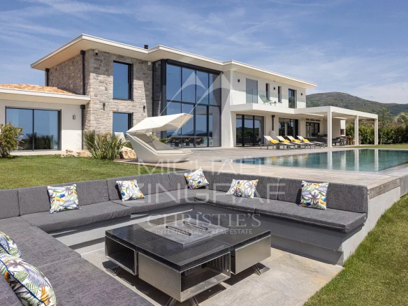 Contemporary villa with swimming pool and sea view in Roquefort-les-Pins.