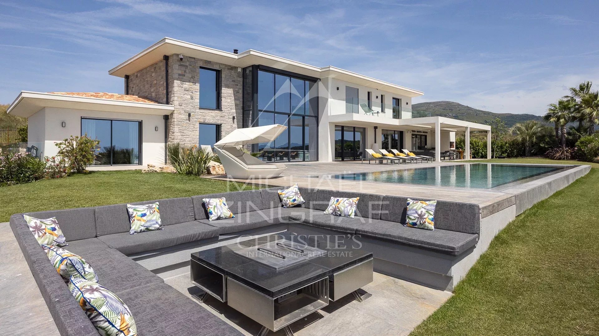 Contemporary villa in Roquefort-les-Pins Contemporary villa with swimming pool and sea view in Roquefort-les-Pins.