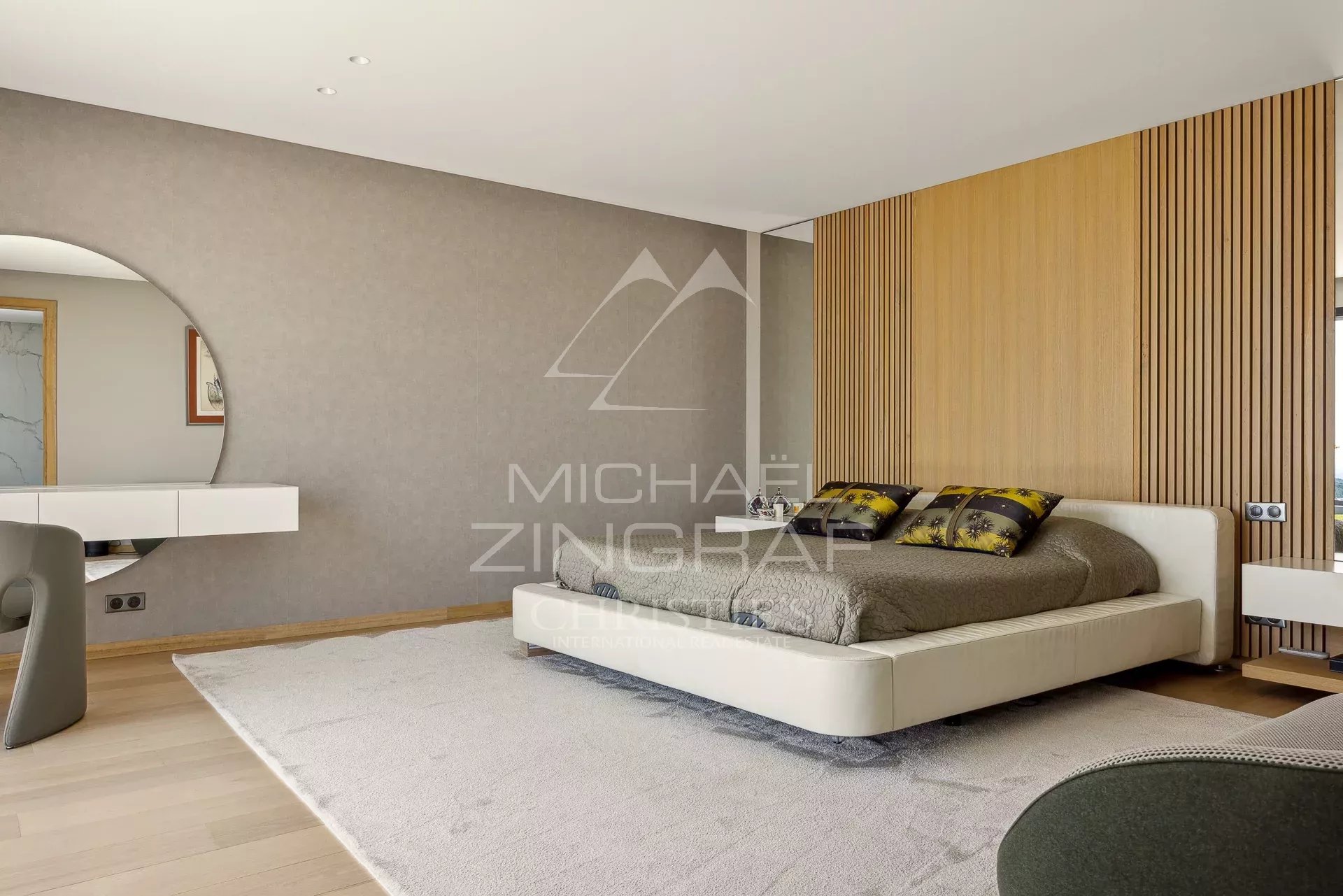 Bedroom in a contemporary villa in Roquefort-les-Pins Modern bedroom with bed and minimalist decor in a contemporary villa.