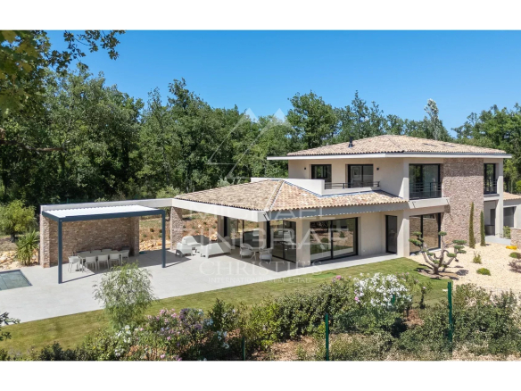 Villa contemporaine avec jardin à Fayence, entourée de verdure.