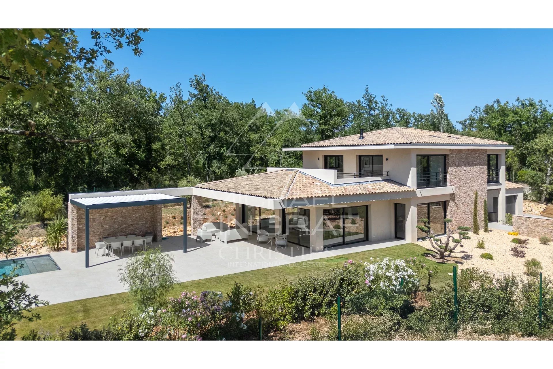 Contemporary villa with garden in Fayence, surrounded by greenery.