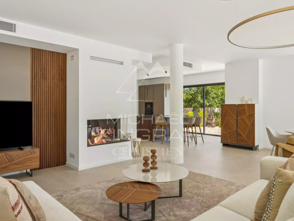 Interior of a contemporary villa in Fayence with a bright living room and a high-end open kitchen.