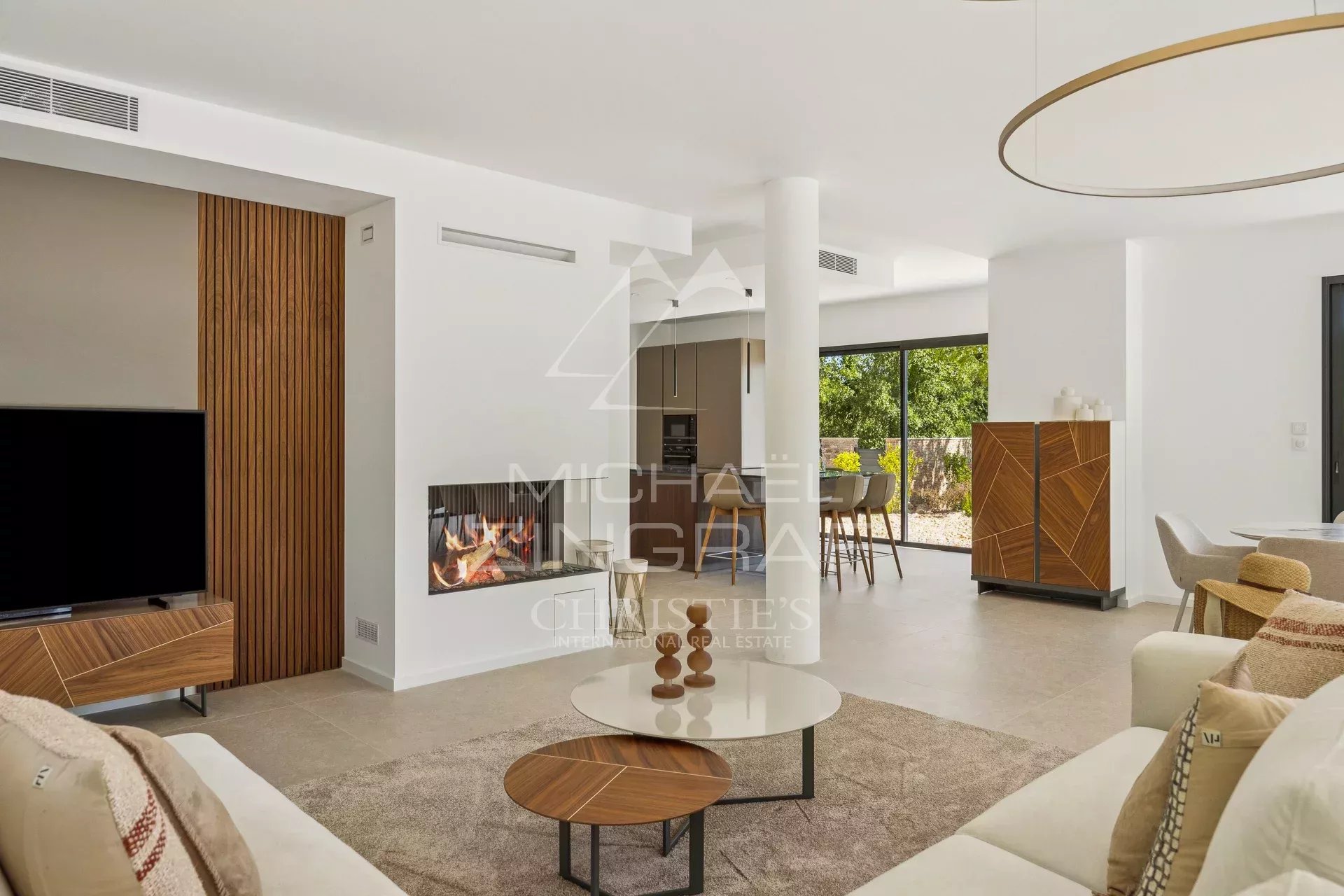 Interior of a contemporary villa in Fayence with a bright living room and a high-end open kitchen.