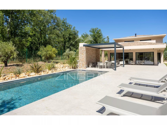 Contemporary villa with swimming pool and terrace in Fayence, surrounded by greenery.