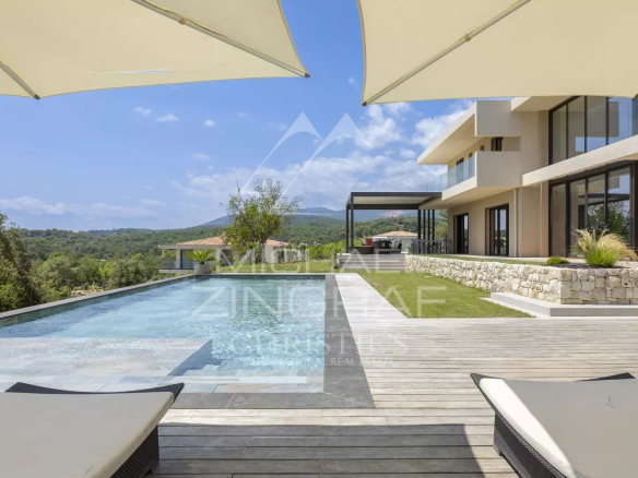 Panoramic view of a contemporary villa with swimming pool in Roquefort-les-Pins.