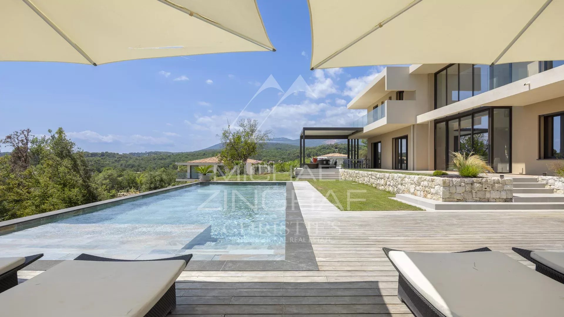 Panoramic view of a contemporary villa with swimming pool in Roquefort-les-Pins.