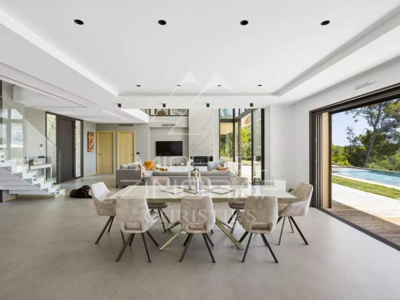 Interior of a contemporary villa in Roquefort-les-Pins with panoramic views and bright space.