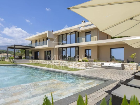 Villa contemporaine avec piscine à Roquefort-les-Pins, vue panoramique sur la vallée et aperçu mer.