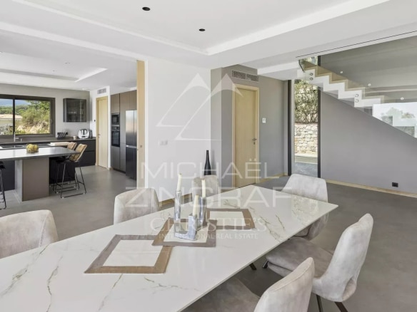 Interior of a contemporary villa in Roquefort-les-Pins with a bright and modern reception area.