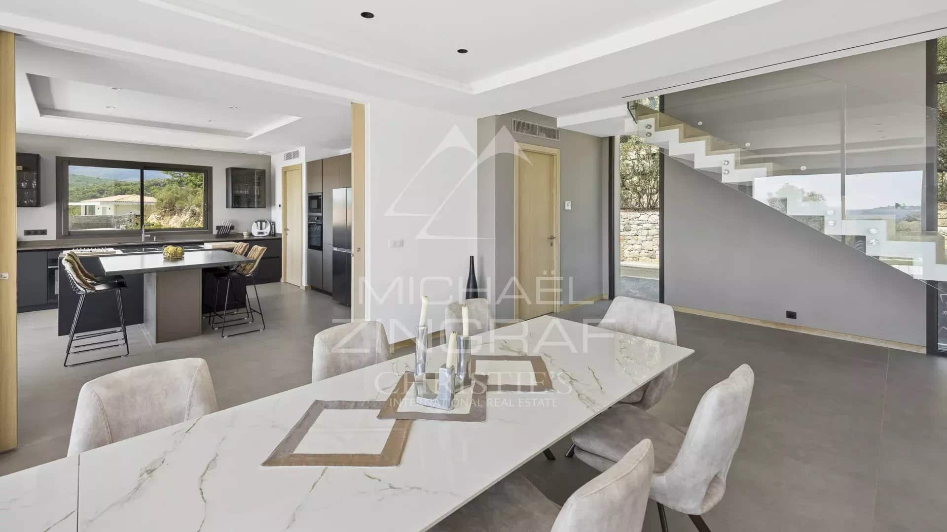 Interior of a contemporary villa in Roquefort-les-Pins with a bright and modern reception area.