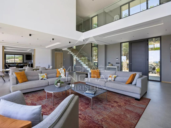 Interior of a contemporary villa in Roquefort-les-Pins with a bright living room and modern furniture.
