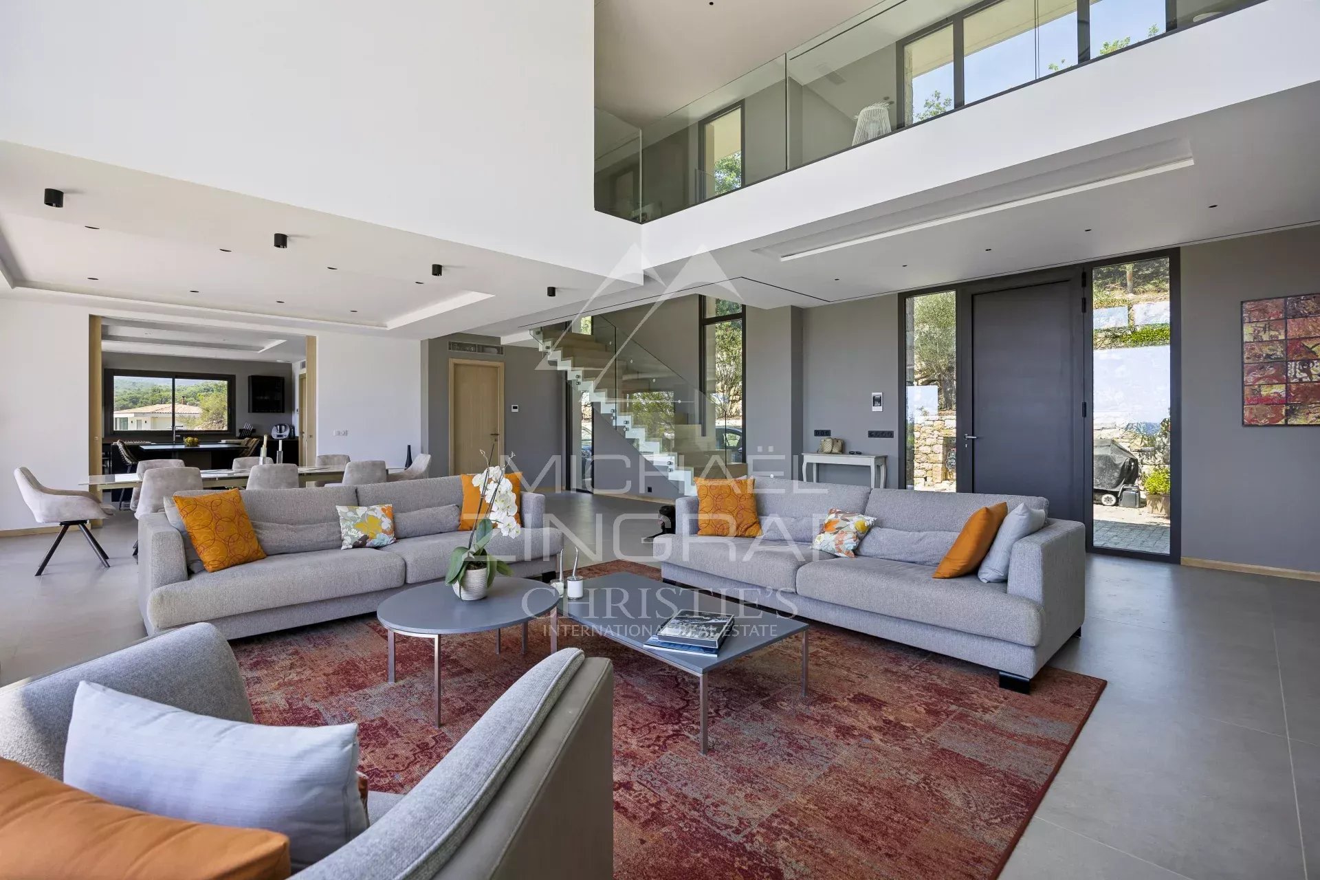 Interior of a contemporary villa in Roquefort-les-Pins with a bright living room and modern furniture.