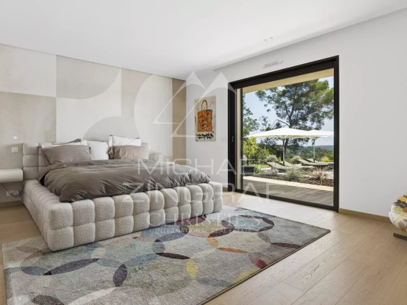 Modern room with views of a garden and the sea in Roquefort-les-Pins.