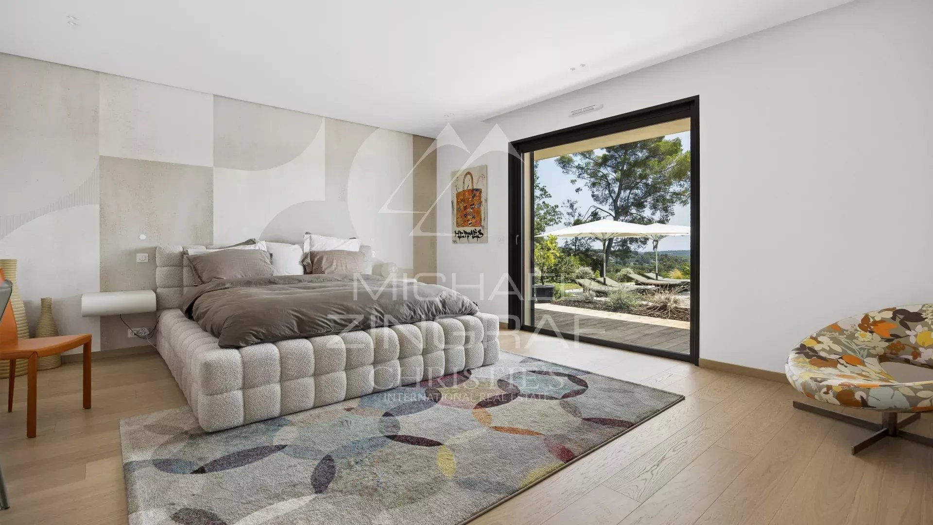 Modern room with views of a garden and the sea in Roquefort-les-Pins.