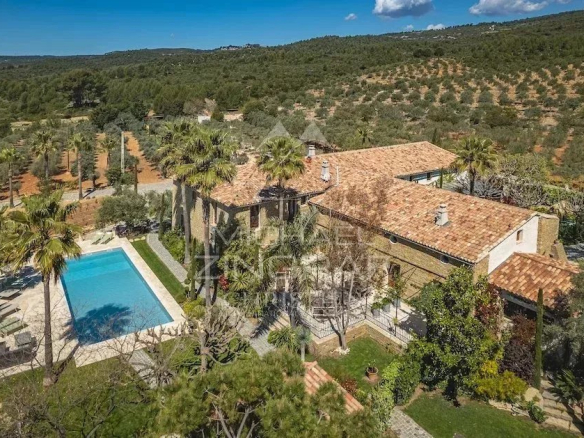 Vue aérienne d'un domaine provençal avec piscine et oliviers au Castellet.