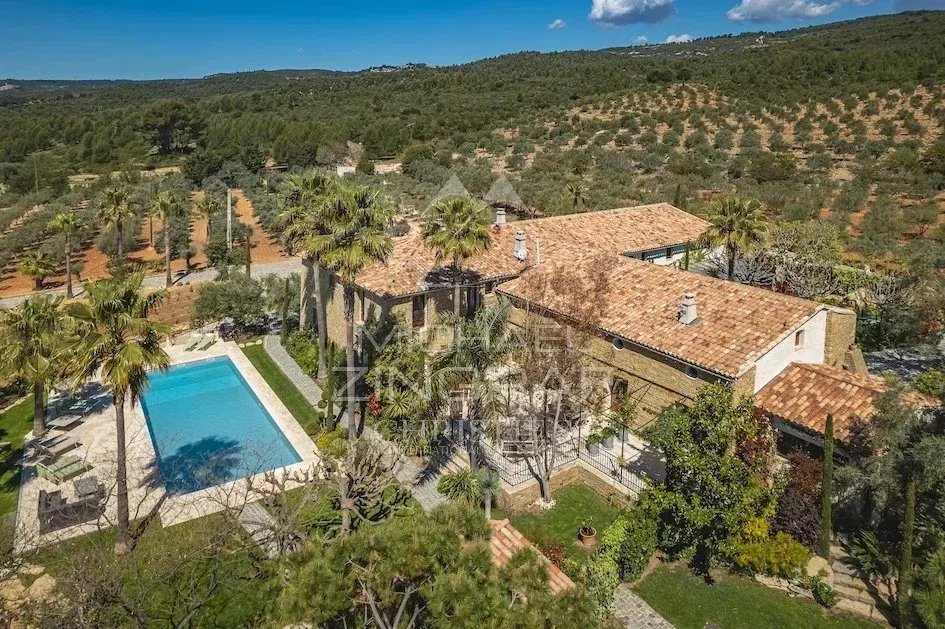 Domaine provençal au Castellet Vue aérienne d'un domaine provençal avec piscine et oliviers au Castellet.